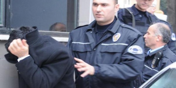 Kadınların gizlice fotoğrafını çekerken yakalandı