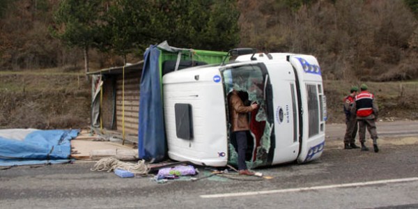 Sunta yüklü kamyon devrildi