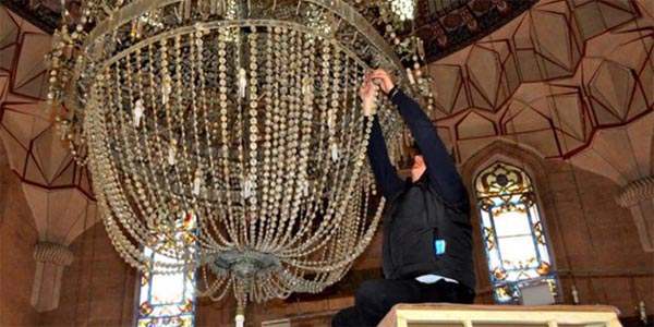 Devasa avize bakıma alındı