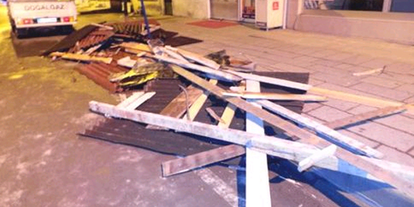Ordu'da şiddetli rüzgar çatıları uçurdu