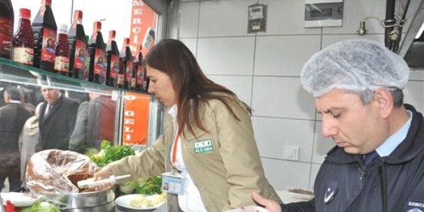 Zabıtalar çiğköftecileri denetledi