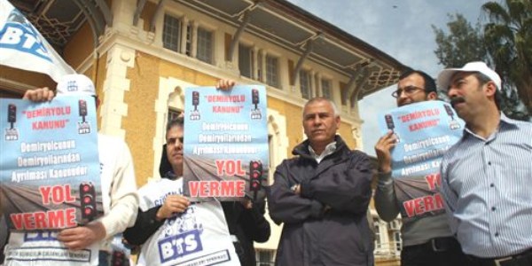 Adana'da demiryolu çalışanları yeni 'kanun tasarısını protesto etti