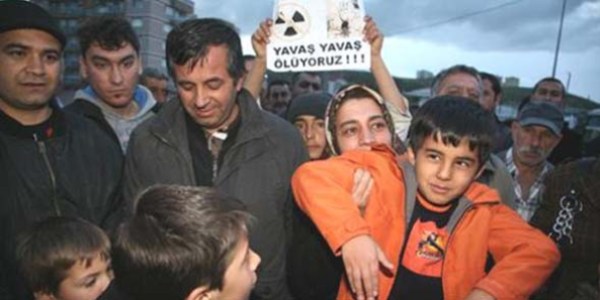 Çöp tırlarını depolama alanına sokmadılar