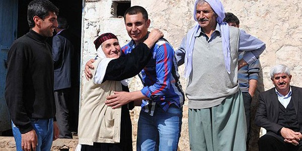 Serbest kalan kamu görevlileri yakınlarıyla hasret giderdi