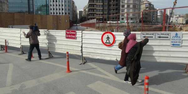 Taksim'deki üst geçit kapatıldı