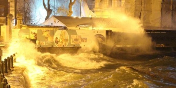 İstanbul'da çatılar uçtu, deniz seferleri iptal