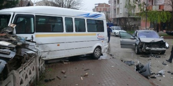 Öğrenci servisi ile otomobil çarpıştı: 8 yaralı