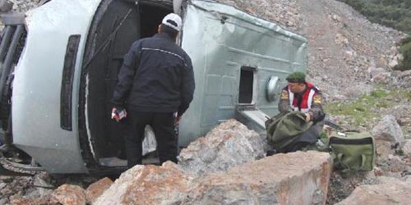 Kazada yaralanan görevliler para nakil aracını terk etmek istemedi