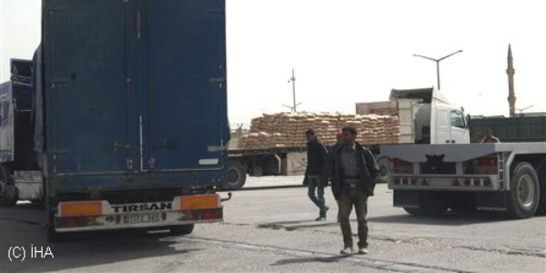 Sınırda 4 kilometrelik tır kuyruğu