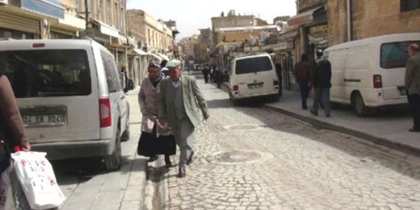 Arabalar kaldırımda, insanlar caddede