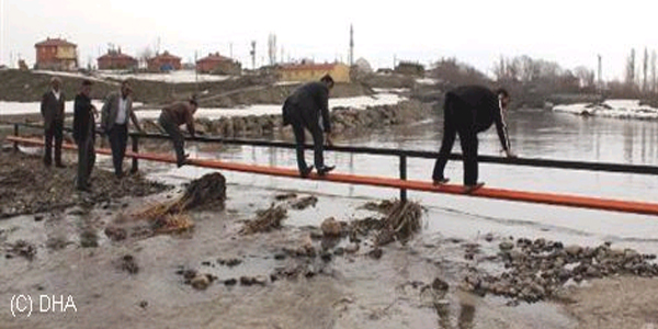 Köprü taşkına teslim oldu