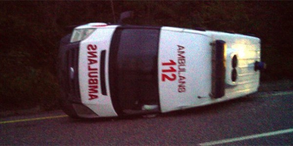 Tokat'ta yaralı taşıyan ambulans devrildi