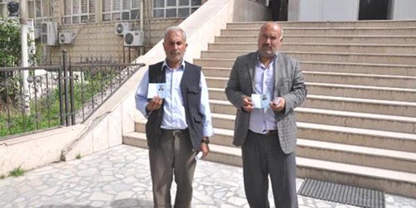 Doğduğumuz ülkede kimliğimiz yok