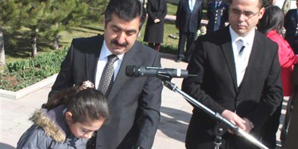 Şeref defterini şehit kızı imzaladı