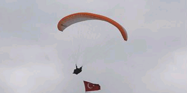Yamaç paraşütçü bayrak direğine takıldı