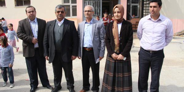 Derslere türbanla ve yakaları açık girdiler