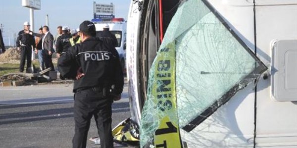 Afyon'da trafik kazas: ounluu niversite rencisi 20 yaral