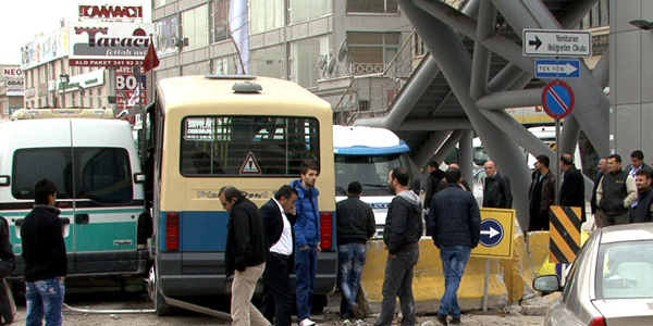Freni patlayan dolmuş bariyerlere çarptı: 7 yaralı