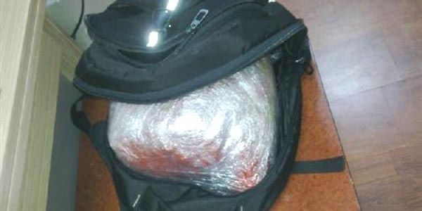 Üniversitelinin sırt çantasından 2 kilo esrar çıktı