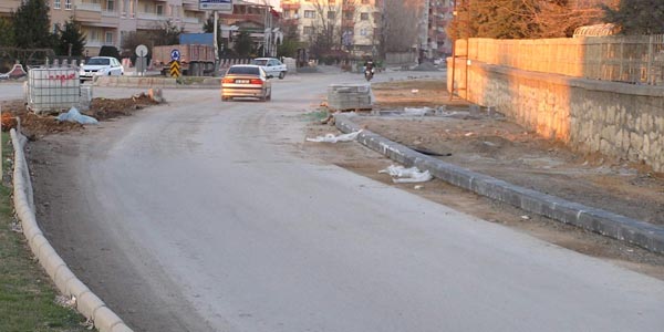 Yaya trafiği olmayan yolda geniş kaldırım