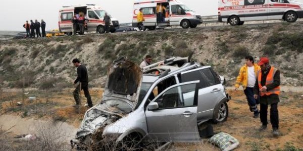 1 kişinin öldüğü kazada, yaralıların yardımına askerler koştu