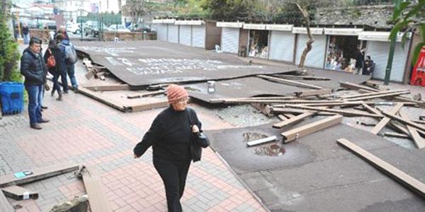 Ortaköy'de kadınlar pazarı yıkıldı
