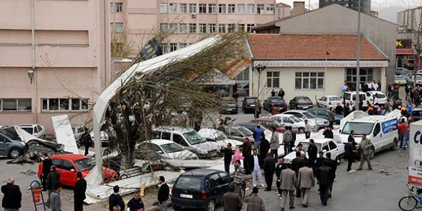 Kayseri'de fırtına,Eğitim ve Araştırma Hastanesi'nin çatısını uçurdu