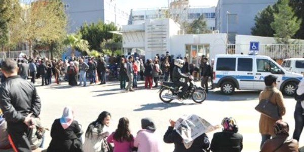 Öğrenciler salonda, aileleri dışarda terledi