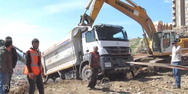 Yol şantiyesinde tehlike ucuz atlatıldı