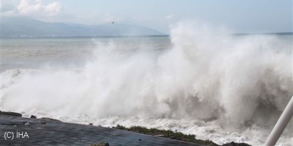 Karadeniz'de dev dalgalar kylar tehdit ediyor