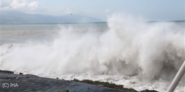 Karadeniz'de dev dalgalar kıyıları tehdit ediyor