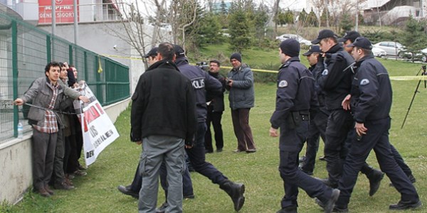 Okulda sınav, ÖSYM'de zincirli protesto