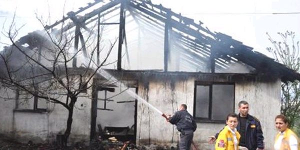 Kızının evi yanınca sinir krizi geçirdi
