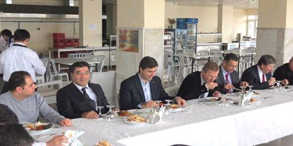 Erdek Kaymakamı Kaygısız öğrencilerle yemek yedi