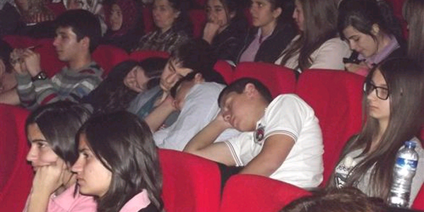 Kütüphane etkinliğine katılan öğrenciler salonda uyudu