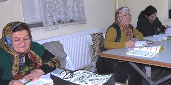 Edremit'teki kurslarda 2 bin 942 kişi okuma yazma öğrendi