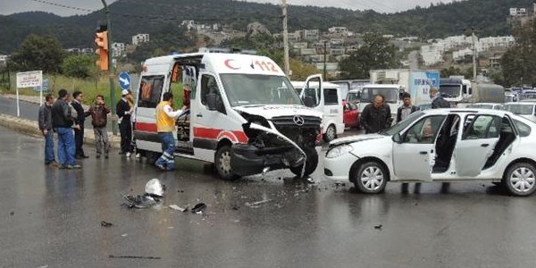 Hasta taşıyan ambulans kaza yaptı