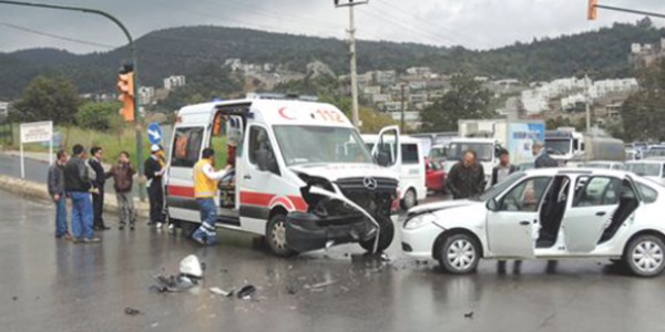 Hasta taşıyan ambulans kaza yaptı