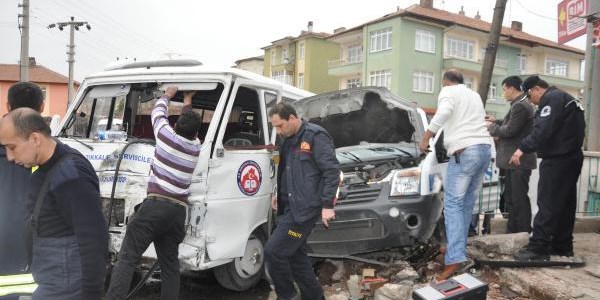 Okul servisi ile polis otosu çarpıştı: 4 yaralı