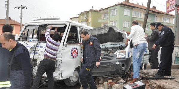 Okul servisi ile polis otosu arpt: 4 yaral