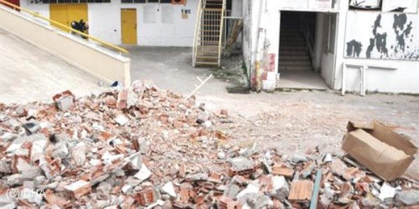 Stadyumun duvarı altında kalan işçi öldü