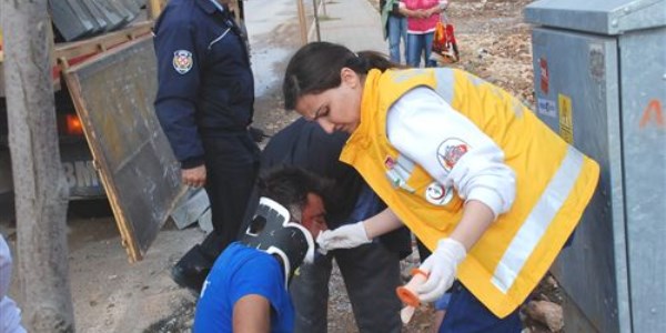 Taşıdığı kaldırım taşların altında kaldı