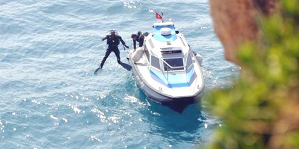 Şelaleden atlayan sarışın kadın aranıyor