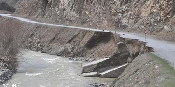 Bitlis'te heyelan 12 köyün yolunu ulaşıma kapattı