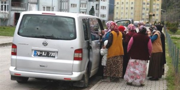 Partili kadınların resmi plakalı araçla yardım dağıtması tartışma yarattı
