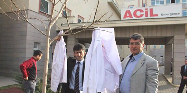 Hastane alanlar doktoro iddeti protesto etti