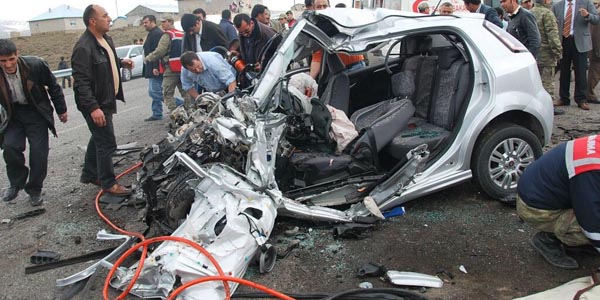 Öğrenci servisi otomobile çarptı:3 ölü, 10 yaralı