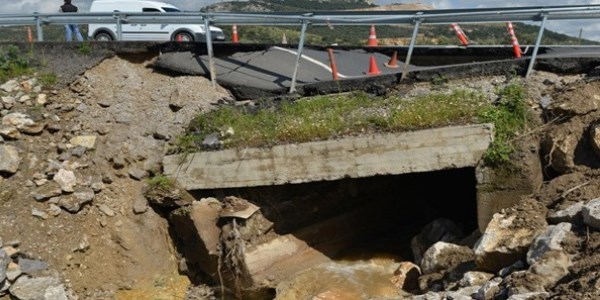 İzmir'de aşırı yağış sonucu asfalt çöktü