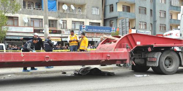 Tır'ın altında kalan 4 çocuk babası öldü