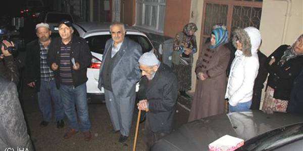 İnegöl'de sokak lambaları yanmayan vatandaşlardan mumlu protesto